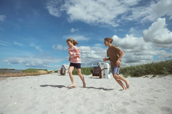 Happy Teen Crianças Correndo Divertindo Praia Com Areia Branca Nas Fotos De Bancos De Imagens