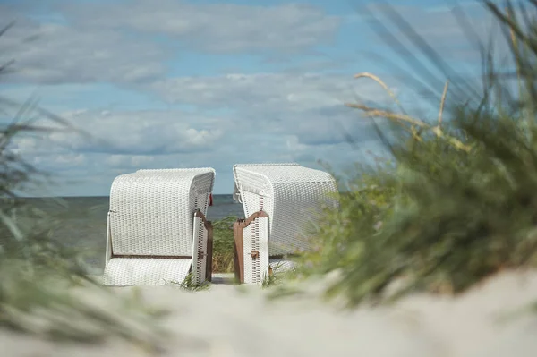 Romantic Sea Scene White Beach Wicker Beach Chair Summer Sunny — 스톡 사진