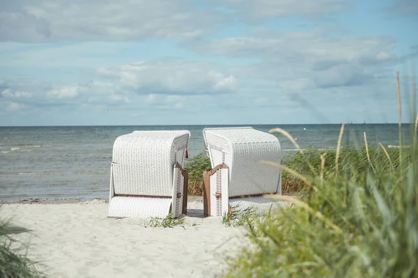Romantische Seeszene Weißen Strand Mit Weidenkorb Sonnigen Sommertag Norddeutschland Stockbild