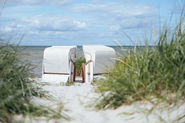 Romantische Seeszene Weißen Strand Mit Weidenkorb Sonnigen Sommertag Norddeutschland Stockbild