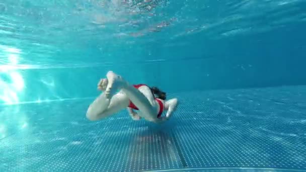 Little Girl Practice Swim Dive Underwater Swimming Pool Summer Vacation — Vídeos de Stock