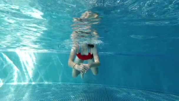 Slow Motion Video Diving Little Girl Making Bubbles Underwater Swimming — Vídeos de Stock