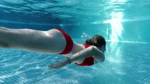 Little Girl Practice Swim Dive Underwater Swimming Pool Summer Vacation — Vídeos de Stock