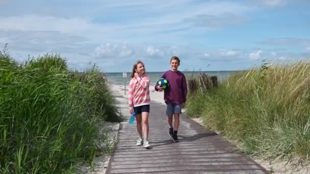 Slow Motion Video Walking Teenage Children Wooden Pathway White Beach — Vídeos de Stock