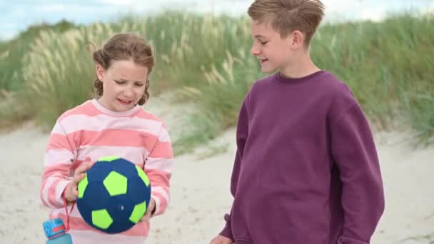 Slow Motion Video Walking Teenage Children Wooden Pathway White Beach — Video