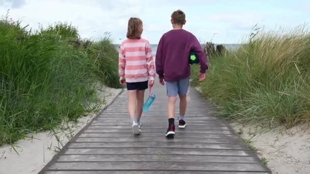 Slow Motion Video Walking Children Wooden Pathway White Beach North — Vídeos de Stock