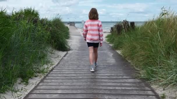 Tiener Mooi Meisje Wandelen Pad Wit Strand Bij Winderig Weer — Stockvideo