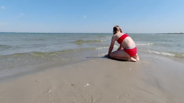 Slow Motion Video Dziewczynki Siedzącej Blisko Wody Piasku Słonecznej Plaży — Wideo stockowe