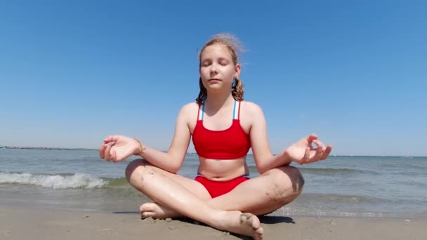 Slow Motion Video Beautiful Girl Meditating Beach Sunrise Summer Vacation — Stockvideo