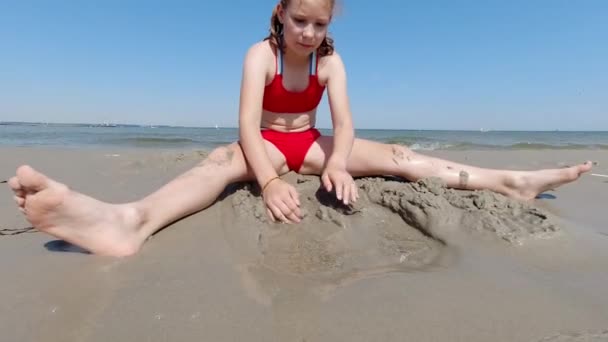 Slow Motion Video Child Girl Building Sandcastle Beach Sunny Day — Stok Video