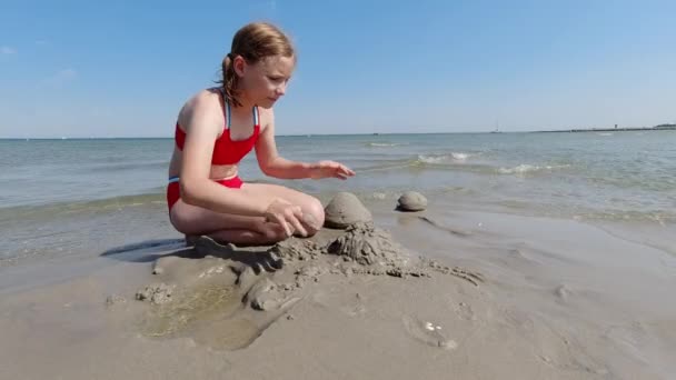 Happy Little Child Girl Paying Sand Sunny Beach Summer Vocation — Vídeos de Stock