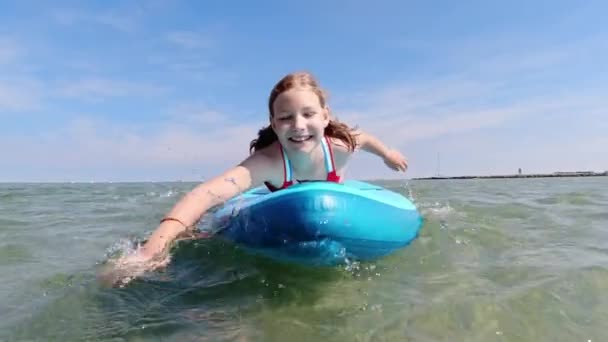 Щаслива Маленька Дівчинка Весело Плаває Дошці Серфінгу Морі Під Час — стокове відео