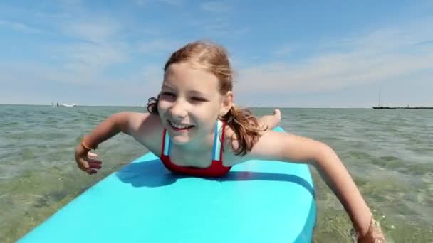 Happy Little Girl Having Fun Swimming Surfboard Sea Summer Family — стоковое видео