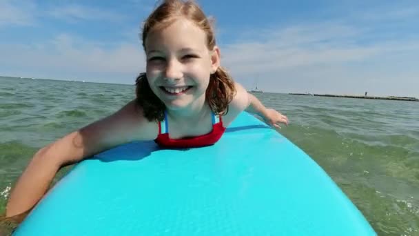 Happy Little Girl Having Fun Swimming Surfboard Sea Summer Family — Wideo stockowe