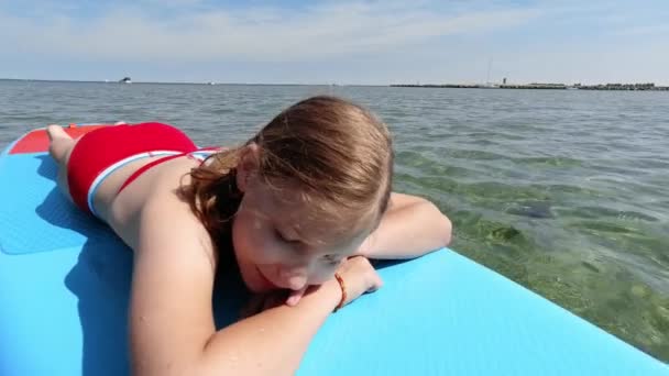 Child Girl Lying Sunbathing Red Bikini Surfboard Paddleboard Summer Vacation — Wideo stockowe