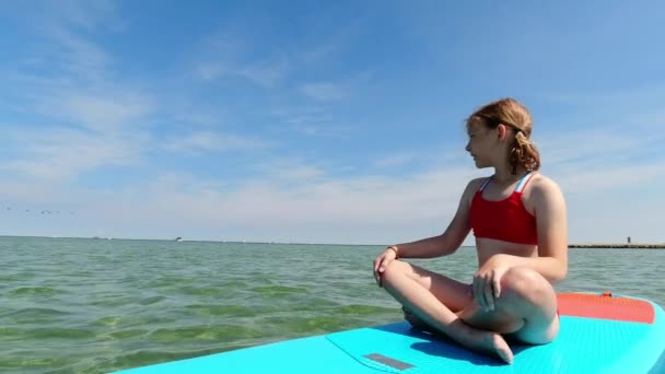 Pretty Teenage Girl Sitting Thinking Sup Board Sea Summer Holidays — Wideo stockowe