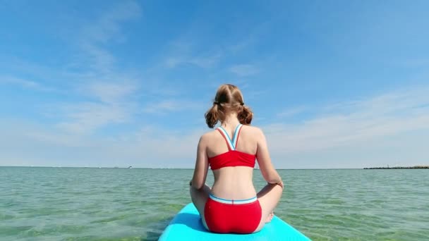 Pretty Teenage Sporty Girl Sitting Calm Meditation Red Bikini Sup — Wideo stockowe