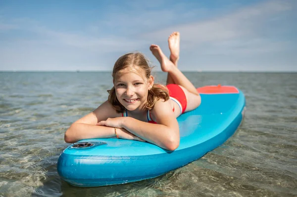 Portrait Pretty Teen Girl Lying Puddle Board Sea — Stock Photo, Image