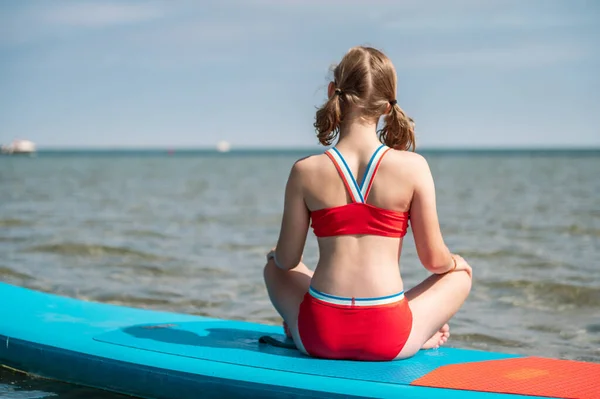 Beautiful Teen Girl Swim Suit Sitting Meditating Paddleboard Sea Morning — 图库照片