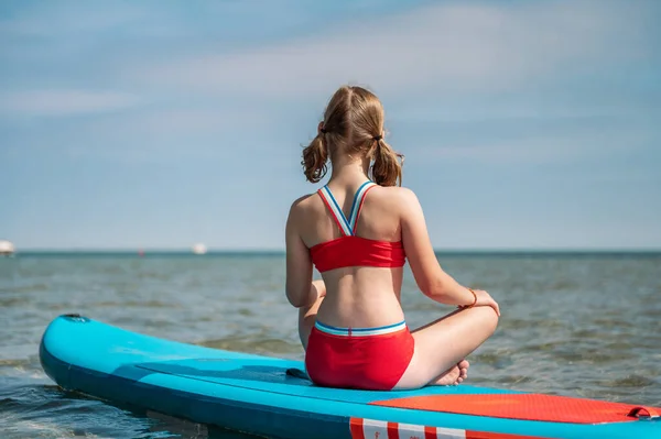 Beautiful Teen Girl Swim Suit Sitting Meditating Paddleboard Sea Morning — Stock Photo, Image