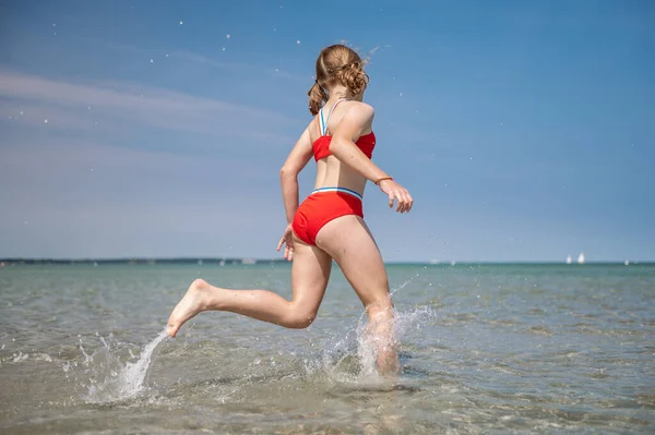 Happy Teen Child Girl Running Splashing Water Turquoise Sea Summer — Zdjęcie stockowe