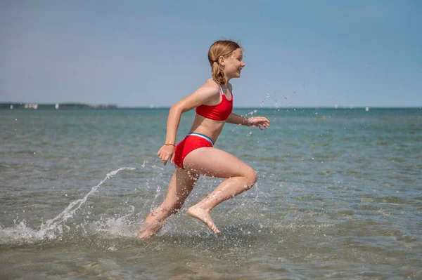 Όμορφο Κορίτσι Παιχνιδιάρικο Τρέχει Στο Νερό Στη Θάλασσα Καλοκαίρι — Φωτογραφία Αρχείου