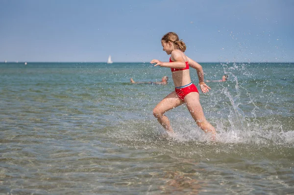 Красива Дівчинка Грайлива Біжить Воді Морі Влітку — стокове фото