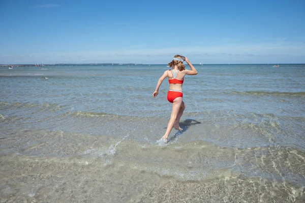 Happy Child Girl Running Enjoying Summer Water Sea Vocation — 图库照片