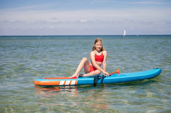 Pretty Teen Girl Swimsuit Sitting Surfboard Turquoise Sea Summer — Stock Fotó