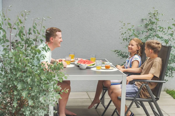 Happy Dad Teen Children Having Brunch Outdoors Private Garden — 图库照片