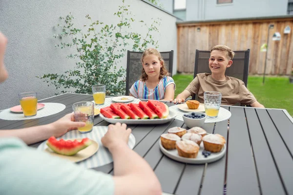Happy Dad Teen Children Having Brunch Outdoors Private Garden — Stockfoto