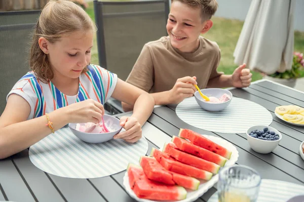 Teen Brother Suster Having Breakfast Outdoors Backyard — Stock Fotó