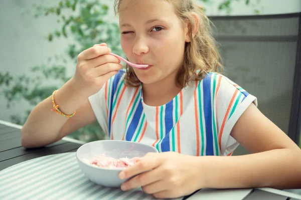 Cute Teen Girl Enjoying Eating Ice Cream Outdoor Cafe — 图库照片