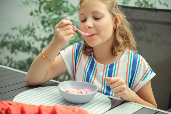 Cute Teen Girl Enjoying Eating Ice Cream Outdoor Cafe — Stockfoto