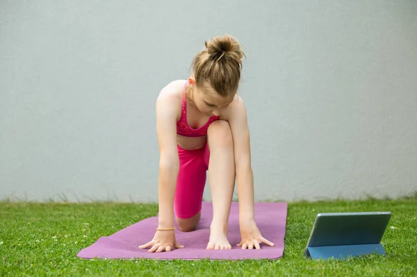 Blonde Teen Girl Doing Online Yoga Class Green Grass Backyard — Stockfoto
