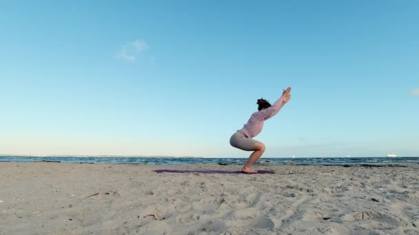 Slow Motion Video Girl Doing Morning Yoga Routine Beach Baltic — Stockvideo