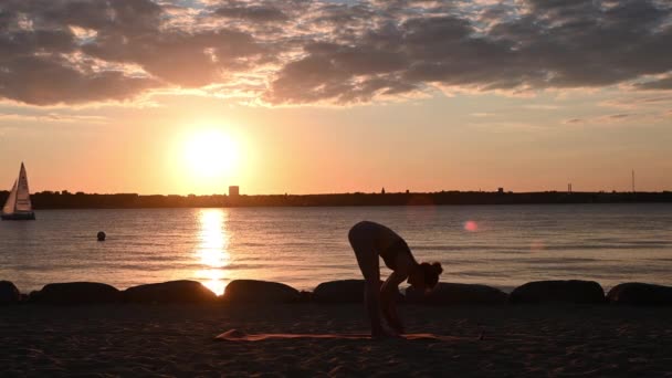 Slow Motion Video Van Een Vrouw Doen Yoga Workout Oostzee — Stockvideo