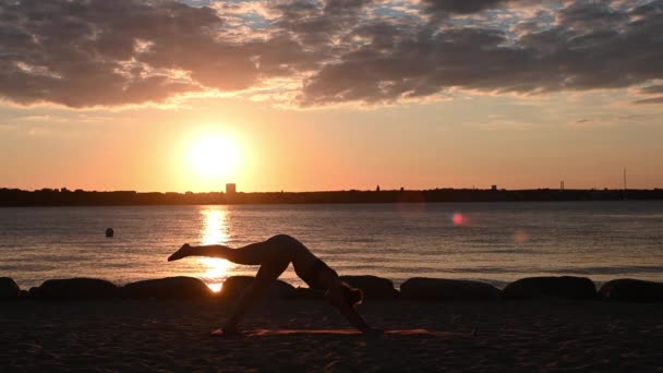 Vídeo Cámara Lenta Una Mujer Haciendo Ejercicio Yoga Costa Del — Vídeo de stock