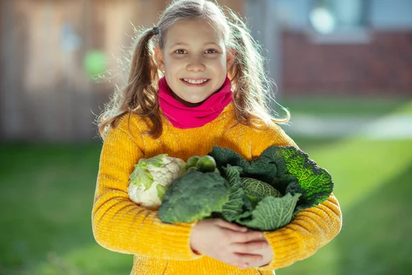 Щаслива Дівчина Підліток Свіжою Капустою Схвильована Своїм Врожаєм — стокове фото
