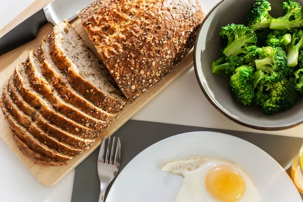 Desayuno Primer Plano Con Huevos Pan Integral Brócoli Fresco Verde — Foto de Stock