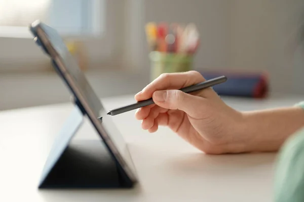 Criança Tocando Tablet Touchscreen Com Uma Composição Stylus Closeup Imagens De Bancos De Imagens Sem Royalties