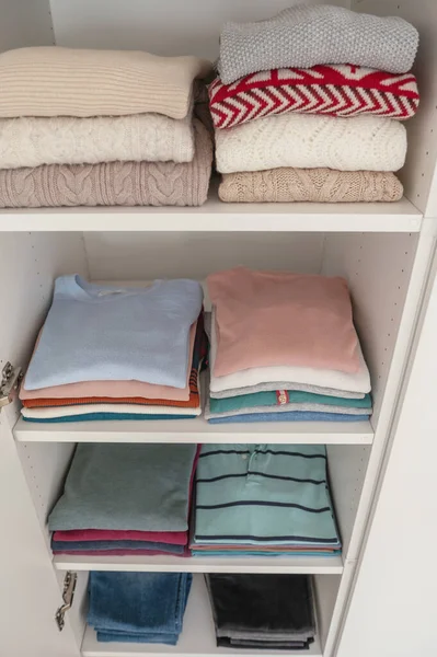 Pastel Kleding Netjes Gevouwen Planken Garderobe — Stockfoto