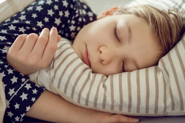 Κοντινό Πορτρέτο Του Όμορφου Κοριτσιού Που Κοιμάται Γλυκά Στο Κρεβάτι — Φωτογραφία Αρχείου