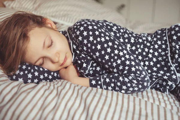 Nahaufnahme Porträt Eines Hübschen Teenie Mädchens Das Süß Bett Schläft Stockbild