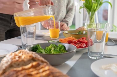Sabahları evde sağlıklı kahvaltı servisi yapan bir kadının yakın plan fotoğrafı.