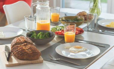 Kahvaltıda yumurta, kepekli ekmek, yeşil taze brokoli ve portakal suyu.