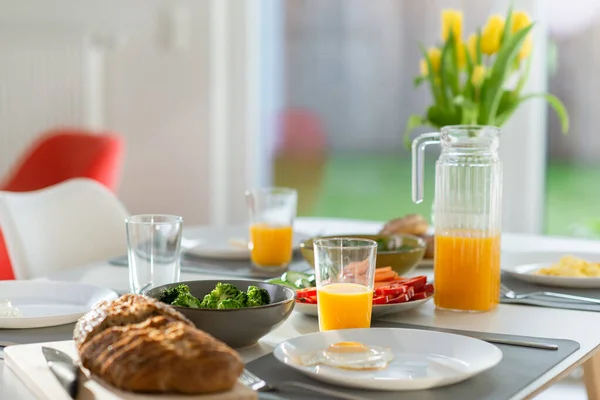 全粒パン 緑の新鮮なブロッコリー オレンジジュースで朝食を閉じます — ストック写真