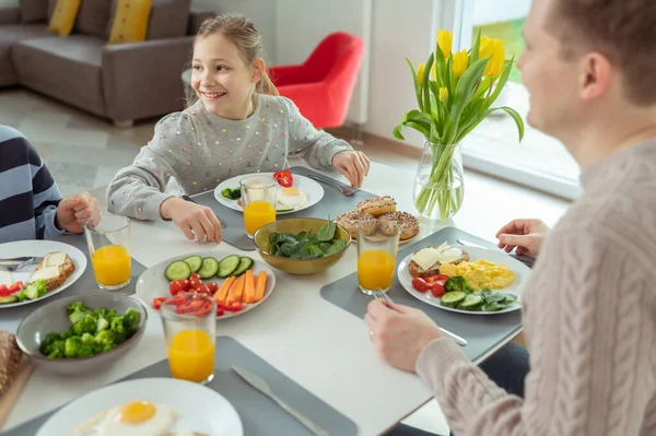 자녀들 과그들의 아버지는 학교에 집에서 건강에 식사를 하면서 이야기를 — 스톡 사진