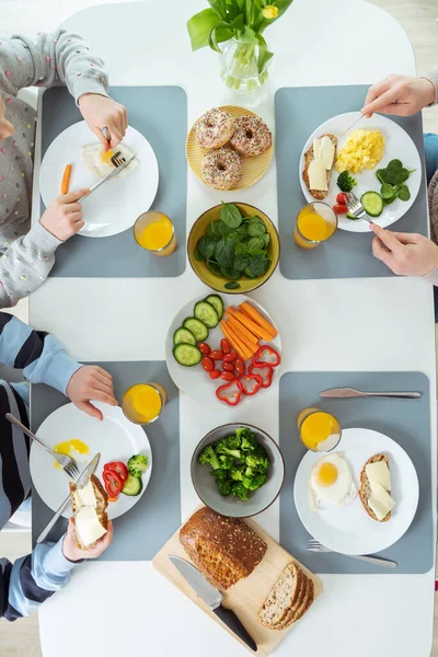 家族は健康的な朝食を食べている 上からの平面図 — ストック写真