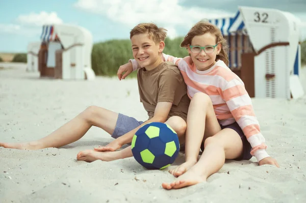 Ritratto Adolescenti Felici Seduti Gioiosi Che Parlano Sulla Spiaggia Bianca — Foto Stock